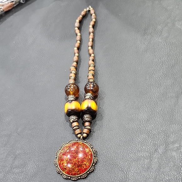 Vintage Jewelry - VINTAGE 1960s CONFETTI LUCITE CABOCHON MEDALLION BEADED NECKLACE